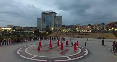 4K青海省海南州贵南县市区航拍视频的预览图